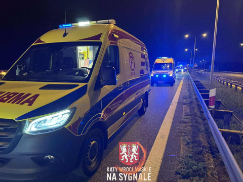 Nocne zdarzenia na drogach pod Wrocławiem. Dwa pojazdy uderzyły w bariery [ZDJĘCIA] - 2
