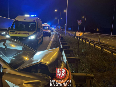 Nocne zdarzenia na drogach pod Wrocławiem. Dwa pojazdy uderzyły w bariery [ZDJĘCIA] - 3
