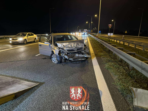 Nocne zdarzenia na drogach pod Wrocławiem. Dwa pojazdy uderzyły w bariery [ZDJĘCIA] - 6