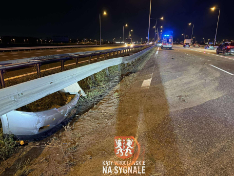 Nocne zdarzenia na drogach pod Wrocławiem. Dwa pojazdy uderzyły w bariery [ZDJĘCIA] - 7