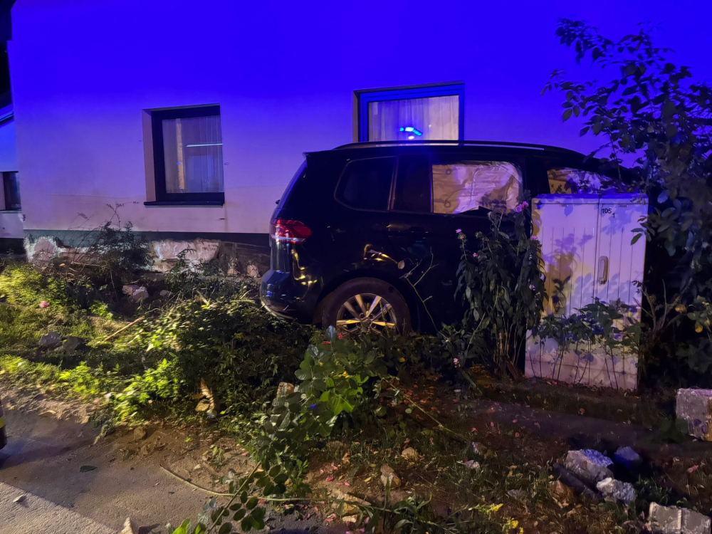 Samochód uderzył w dom w powiecie oleśnickim. Kierowca uciekł z miejsca zdarzenia – Do poważnej kolizji doszło w powiecie oleśnickim.