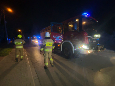 Samochód uderzył w dom w powiecie oleśnickim. Kierowca uciekł z miejsca zdarzenia - 0
