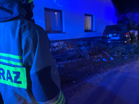 Samochód uderzył w dom w powiecie oleśnickim. Kierowca uciekł z miejsca zdarzenia - 2
