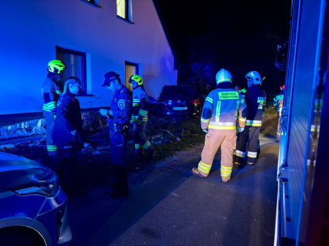 Samochód uderzył w dom w powiecie oleśnickim. Kierowca uciekł z miejsca zdarzenia - 3