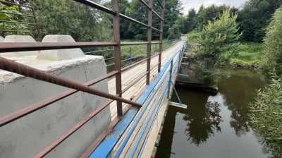 Zamiast 200 metr&oacute;w, na działki mają 3 kilometry. Mieszkańcy czekają na odbudowę kładki
