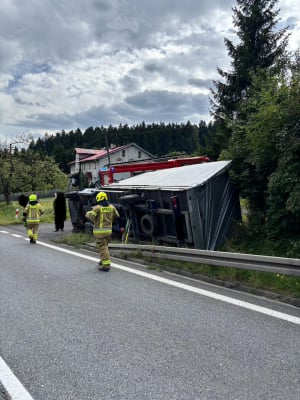 Ciężarówka wylądowała w rowie po zderzeniu z osobówką! Groźnie na DK8 - 0