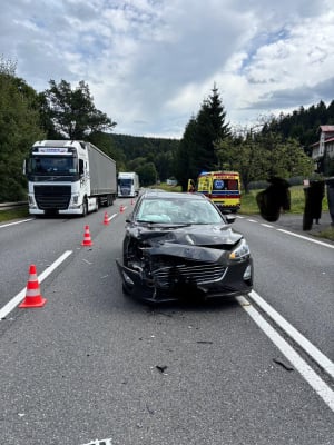 Ciężarówka wylądowała w rowie po zderzeniu z osobówką! Groźnie na DK8 - 1