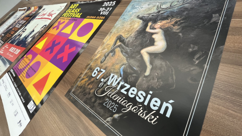 "Chcę obrazem burzyć bariery". Jak wygląda plakat promujący 67. Wrzesień Jeleniogórski? - 1