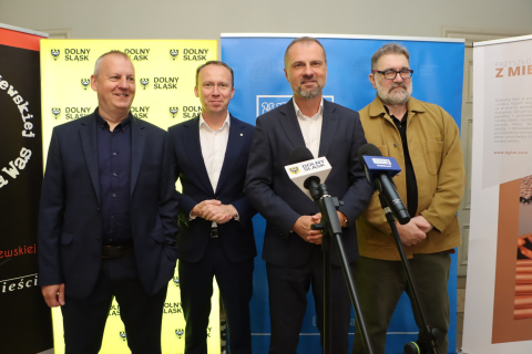 Legnica: Zmiana warty w Teatrze Modrzejewskiej. Jacek Głomb przekazał klucze do gabinetu Łukaszowi Czujowi - 0