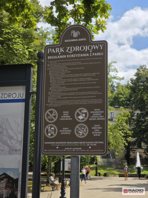 Zakaz przejazdu rowerem przez Park Zdrojowy w Szczawnie-Zdroju. Nie ma znaku, który o tym informuje - 0