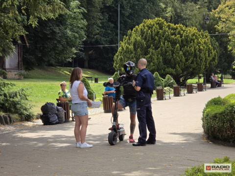 Zakaz przejazdu rowerem przez Park Zdrojowy w Szczawnie-Zdroju. Nie ma znaku, który o tym informuje - 1