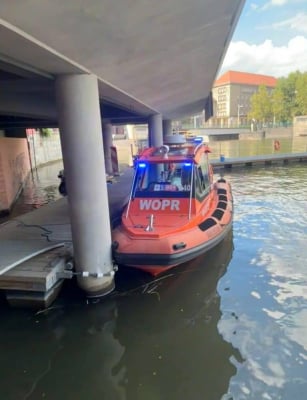 Mężczyzna zsunął się do Odry w centrum Wrocławia. Wcześniej spożywał alkohol - 0