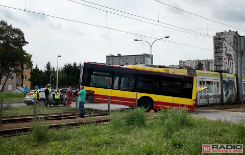 Autobus komunikacji miejskiej rozerwany na pół, tramwaj wykolejony. Poważna kolizja we Wrocławiu - 0