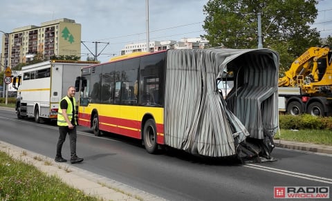 Autobus komunikacji miejskiej rozerwany na pół, tramwaj wykolejony. Poważna kolizja we Wrocławiu - 1