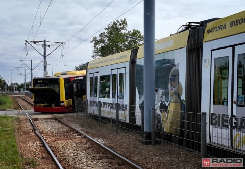 Autobus komunikacji miejskiej rozerwany na pół, tramwaj wykolejony. Poważna kolizja we Wrocławiu - 2
