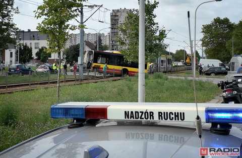 Autobus komunikacji miejskiej rozerwany na pół, tramwaj wykolejony. Poważna kolizja we Wrocławiu - 3