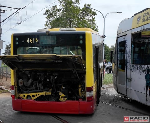 Autobus komunikacji miejskiej rozerwany na pół, tramwaj wykolejony. Poważna kolizja we Wrocławiu - 4