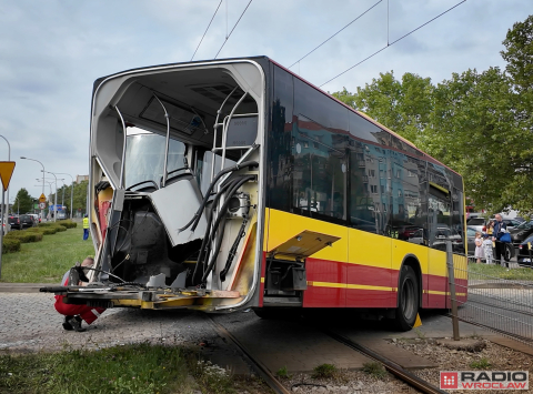 Autobus komunikacji miejskiej rozerwany na pół, tramwaj wykolejony. Poważna kolizja we Wrocławiu - 6