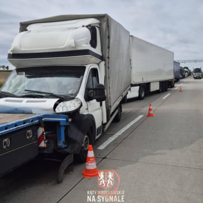 Bus pomiędzy dwoma ciężar&oacute;wkami. Poważny wypadek na A4. Ogromne korki w obu kierunkach