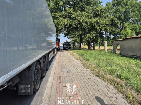 Trzy pojazdy zderzyły się na DK35. Zgnieciony przód i wybita szyba w osobówce [ZDJĘCIA] - 3