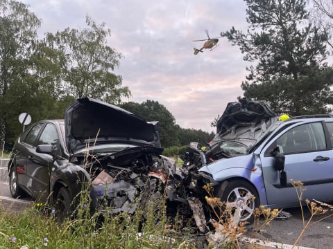 Czołowe zderzenie dwóch samochodów na DK25 w Sokołowicach. Dwie osoby ranne, w akcji śmigłowiec LPR - 0