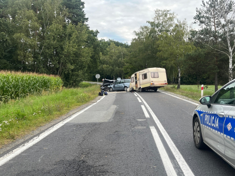 Czołowe zderzenie dwóch samochodów na DK25 w Sokołowicach. Dwie osoby ranne, w akcji śmigłowiec LPR - 1