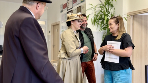Rodzice Ani z Zielonego Wzgórza na ulicach Wałbrzycha. To nietypowy pomysł MOPS-u - 6