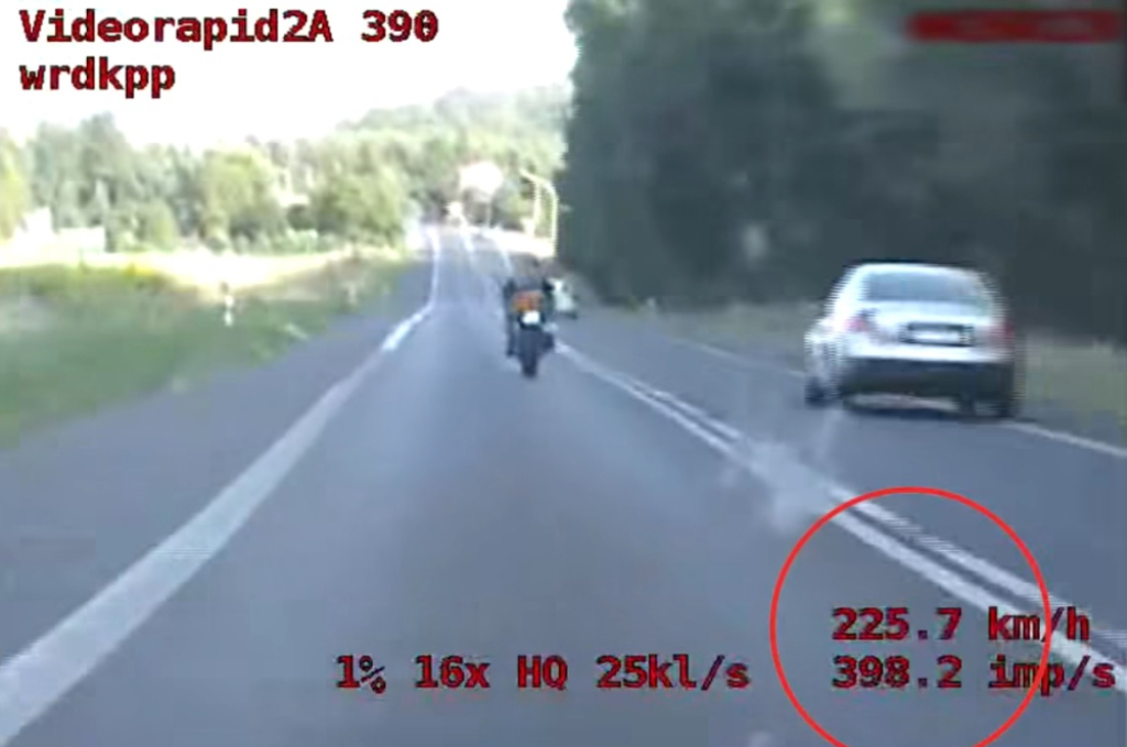 Szalona ucieczka motocyklisty. 220 km/h na liczniku, a do tego brak uprawnień [WIDEO] - Szalona ucieczka motocyklisty.