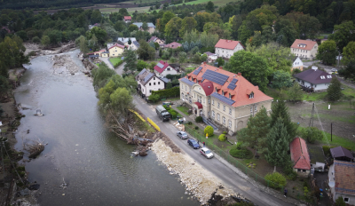 Powr&oacute;t do szk&oacute;ł po powodzi. Jak wygląda sytuacja w zalanych przed rokiem plac&oacute;wkach?