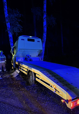 Laweta rozbiła się na drzewie. Kierowca i pasażer mieli mnóstwo szczęścia [ZDJĘCIA] - 1