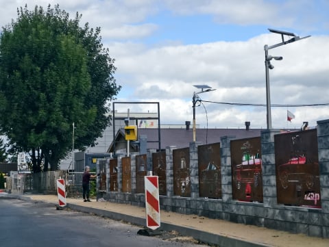 Atrapa fotoradaru straszy kierowców w Legnicy. Jest na prywatnej posesji - czy to legalne? - 1