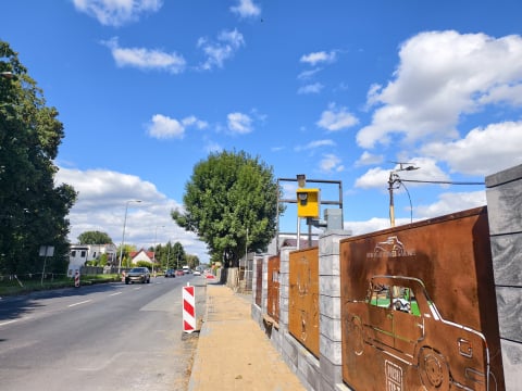Atrapa fotoradaru straszy kierowców w Legnicy. Jest na prywatnej posesji - czy to legalne? - 2