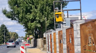 Atrapa fotoradaru straszy kierowc&oacute;w w Legnicy. Jest na prywatnej posesji - czy to legalne?