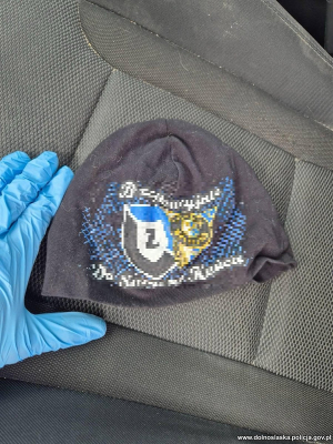 Pseudokibice szykowali się na ustawkę pod Strzelinem. Powstrzymali ich policjanci [WIDEO] - 1