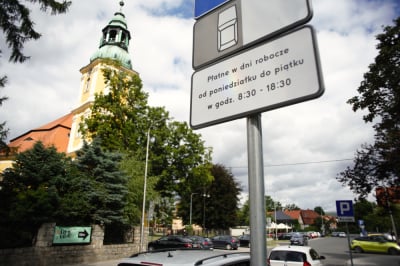 Cieplice-Zdr&oacute;j: Znaki stoją, ale parkomat&oacute;w brak. Wprowadzają kierowc&oacute;w w błąd?