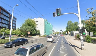 Mężczyzna wysiadał z tramwaju, potrącił go samoch&oacute;d. Jest w stanie krytycznym