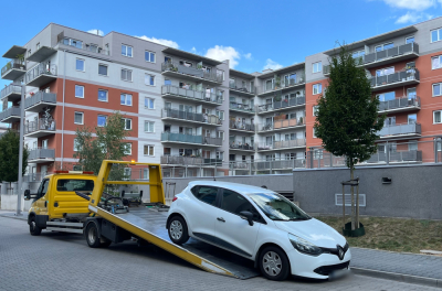 Na ul. Czartoryskiego parkują na zakazie. Policja dostaje zgłoszenia od okolicznych mieszkańc&oacute;w