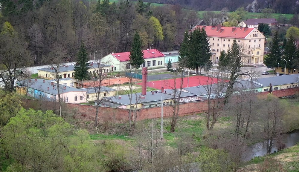 Jerzmanice-Zdrój: Kolejny wychowawca z zarzutami. Miał agresywnie potraktować 13-letniego Mateusza - Kolejny wychowawca ośrodka w Jerzmanicach-Zdroju z zarzutami.