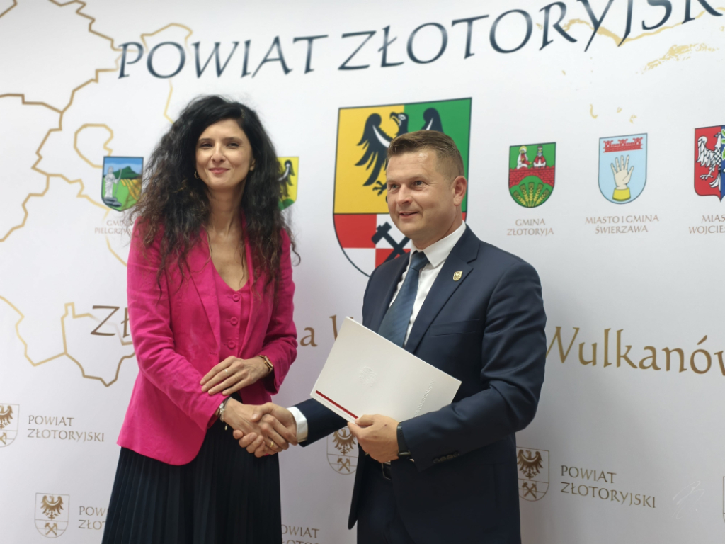 Są środki na remont drogi w Wilkowie. Kiedy ruszy inwestycja za 2,5 mln złotych? - Anna Żabska, wojewoda dolnośląska i Rafał Miara, starosta złotoryjski.