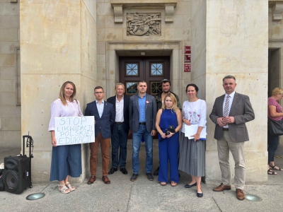 Protest pod Kuratorium Oświaty. "Nie ma zapewnienia, że stabilna rodzina będzie wartością promowaną"