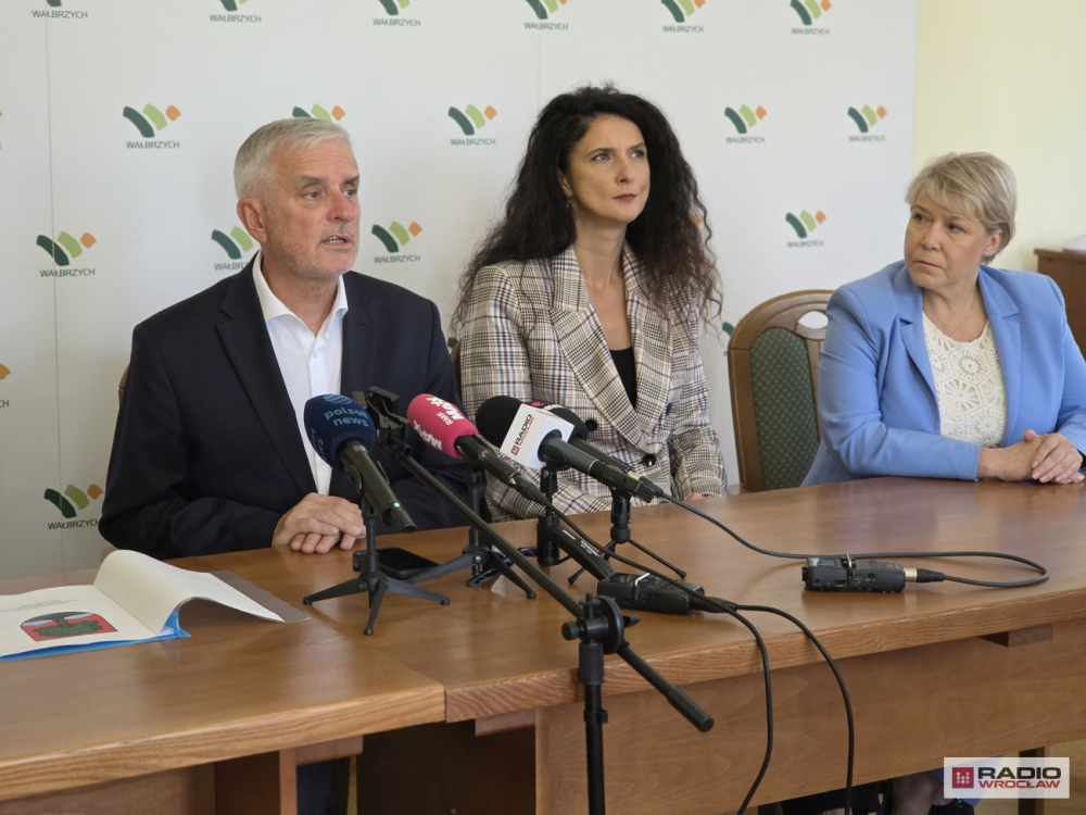 Alarmujące dane z Wałbrzycha. Tylko 40 procent rodziców chce pomocy psychologicznej dla dzieci - Prezydent Wałbrzycha (po lewej), Wojewoda Dolnośląska oraz Dolnośląska Kurator Oświaty.