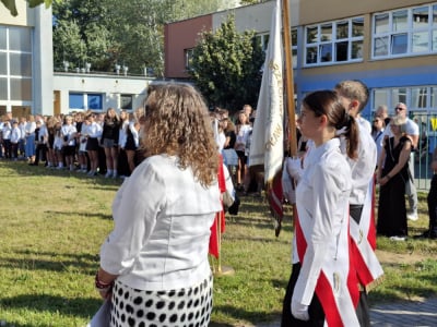 "Zero laby i pracujemy". Sprawdzamy nastroje wśr&oacute;d uczni&oacute;w po rozpoczęciu roku szkolnego
