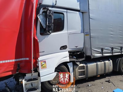 Zderzenie dw&oacute;ch ciężar&oacute;wek na A4, dwie osoby ranne. Duże korki w kierunku Wrocławia