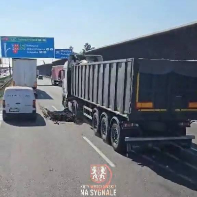 Z ciężar&oacute;wki wysypała się ziemia. Poważne utrudnienie na AOW, zablokowano dwa pasy
