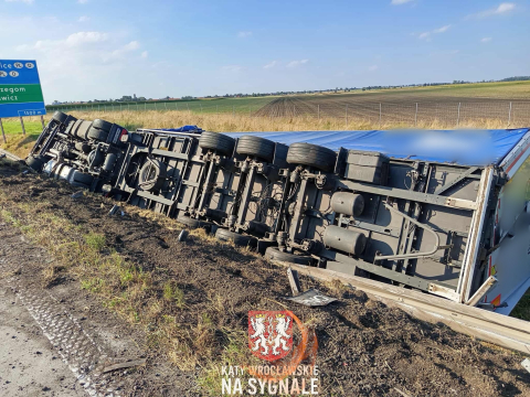 Ciężarówka w rowie na autostradzie A4. Utrudnienia potrwają wiele godzin - 1