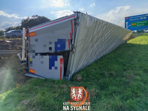Ciężarówka w rowie na autostradzie A4. Utrudnienia potrwają wiele godzin - 3
