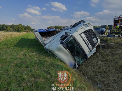 Ciężar&oacute;wka w rowie na autostradzie A4. Autostrada jest nadal zablokowana