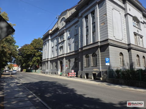 Wałbrzyski zabytek się sypie, więc zamknięto chodnik. Niebezpiecznie jest też w... ratuszu - 0