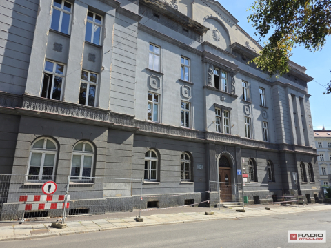 Wałbrzyski zabytek się sypie, więc zamknięto chodnik. Niebezpiecznie jest też w... ratuszu - 3