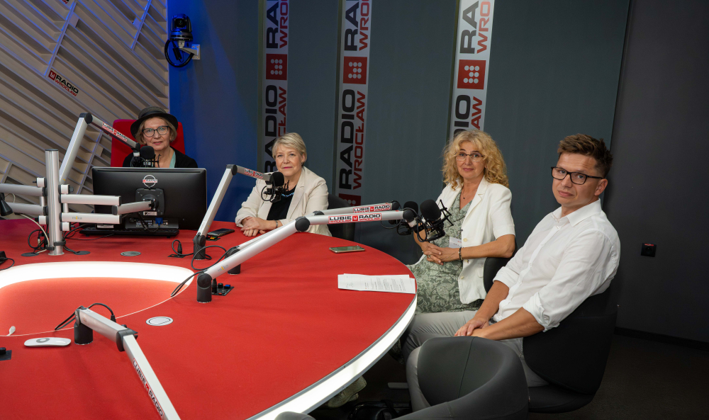 Różne punkty słyszenia: Startuje nowy rok szkolny. Rozmawiamy o zmianach w edukacji - Startuje nowy rok szkolny. Rozmawiamy o zmianach w edukacji.